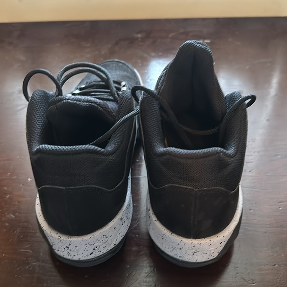 Boys Air Jordan’s Black like new size 6Y FLY! - Picture 4 of 8